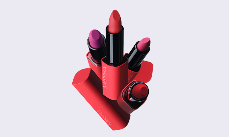 봄의 생기를 담은 포인트 메이크업